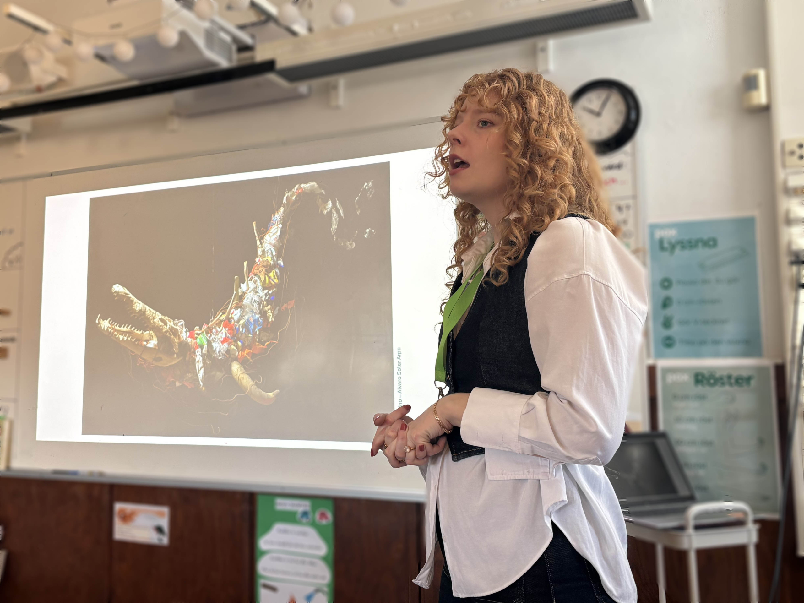 Person i ett klassrum som håller en lektion