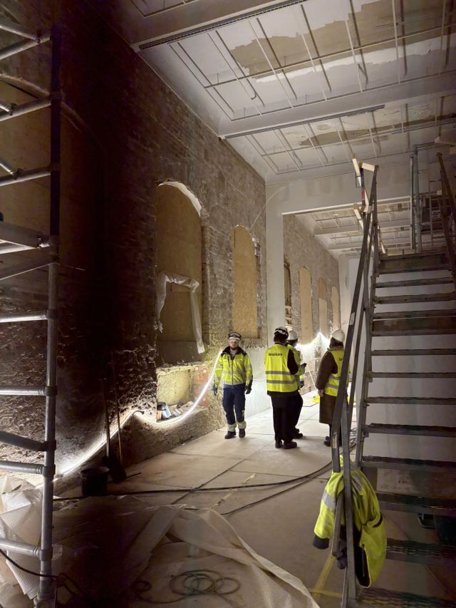 Behind the scenes: Att<br>flytta <br>en konst&shy;hall